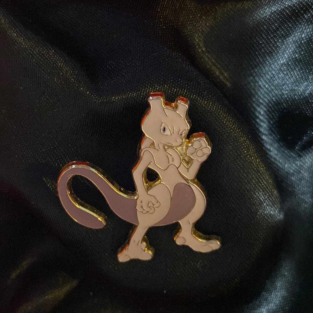 Pokémon MewTwo Lapel Pin